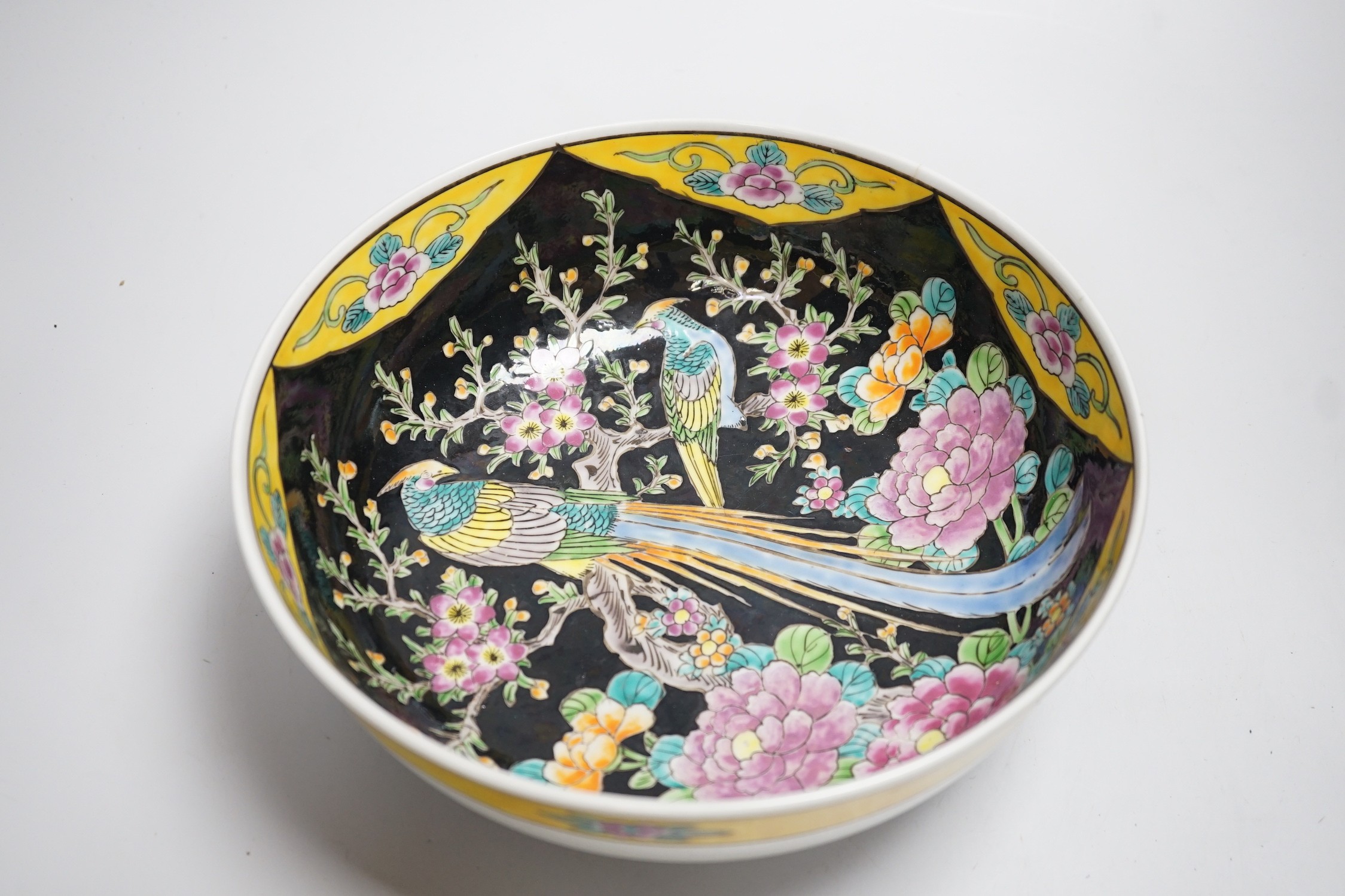 A Japanese porcelain bowl, 25cm diameter